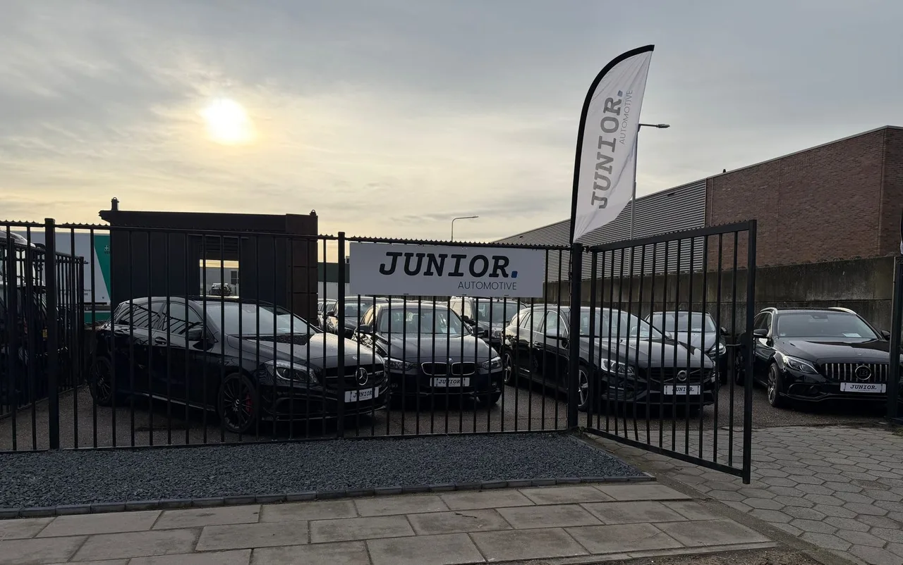 De ingang van Junior Automotive aan Flevoland 9