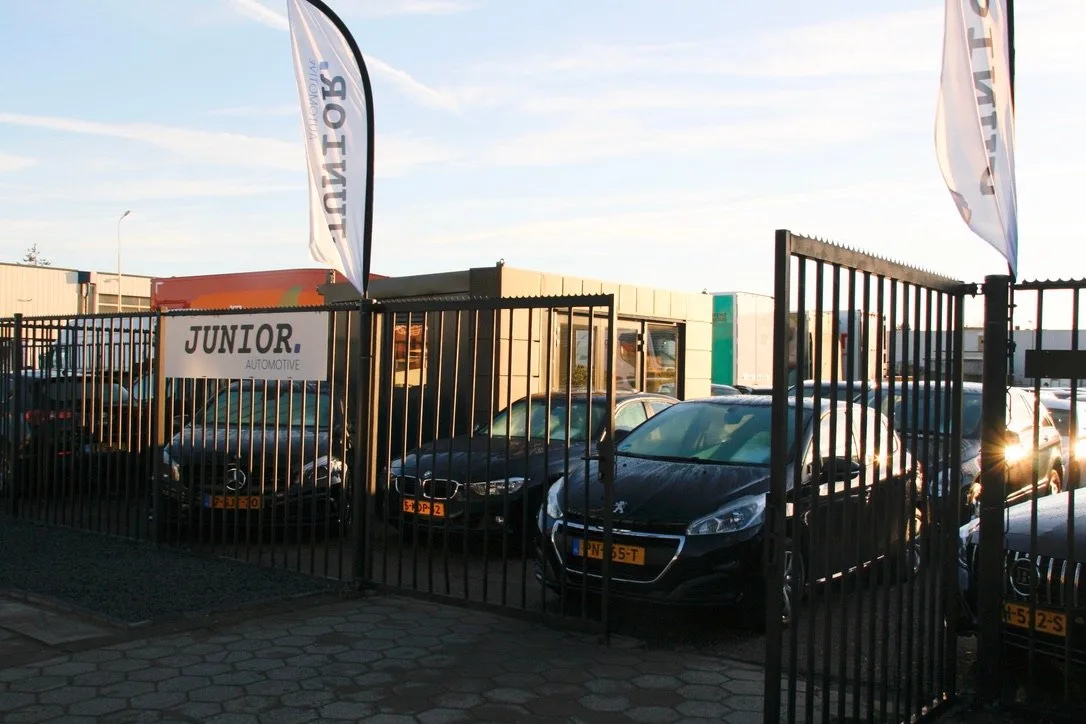 Het terrein van Junior Automotive in Beverwijk